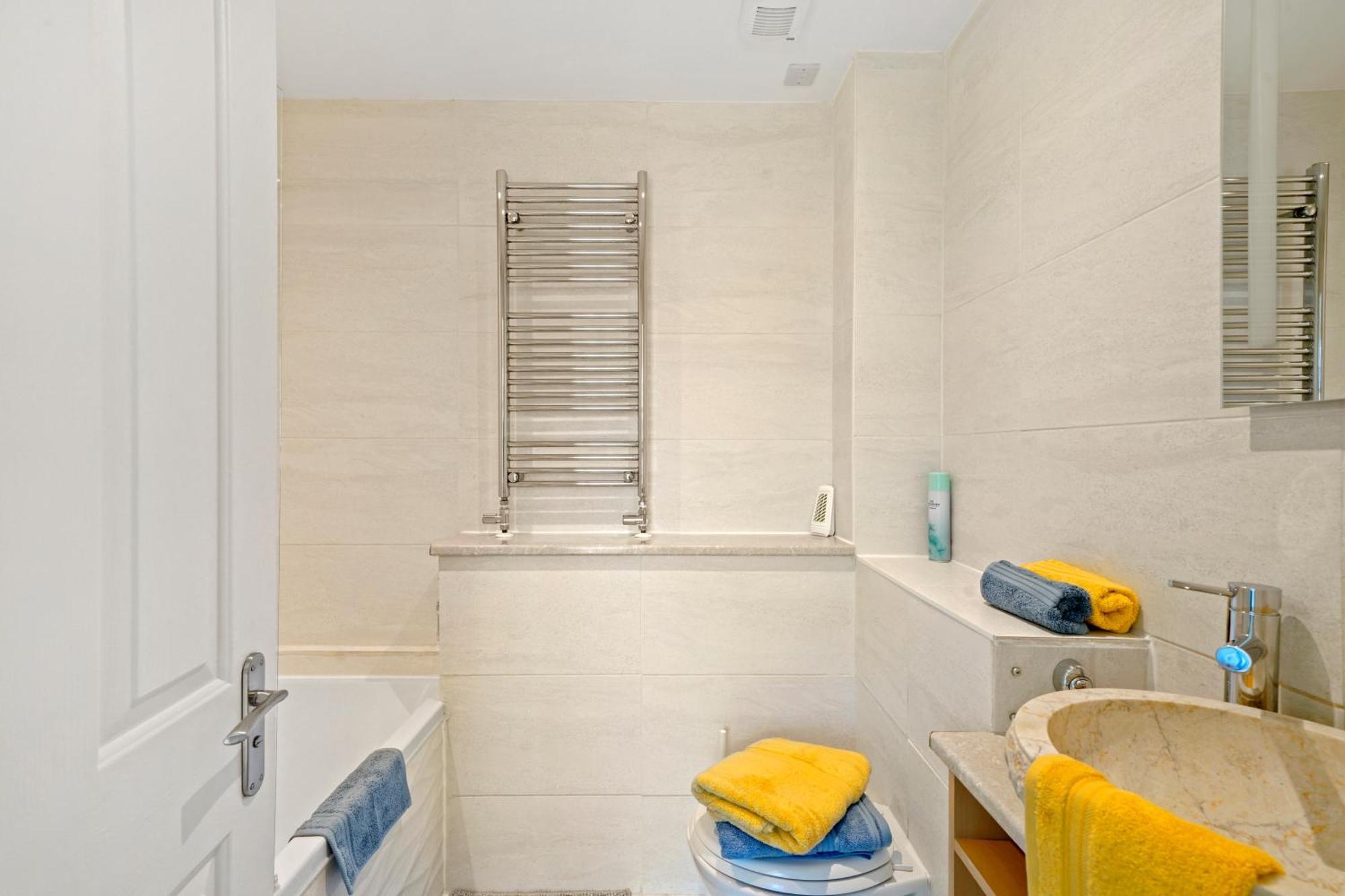 Clapham Common Mews: Refurbished 3-Bedroom with Parking London Exterior photo