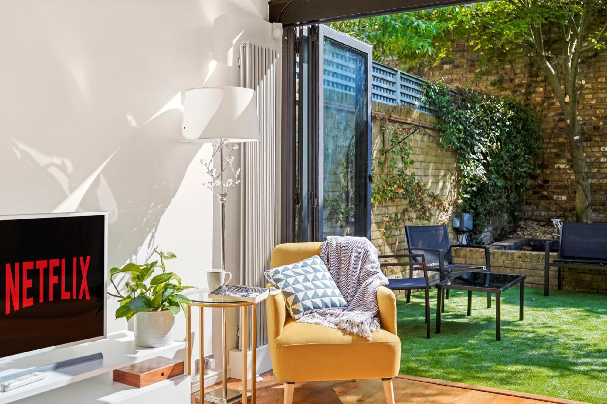 Clapham Common Mews: Refurbished 3-Bedroom with Parking London Exterior photo