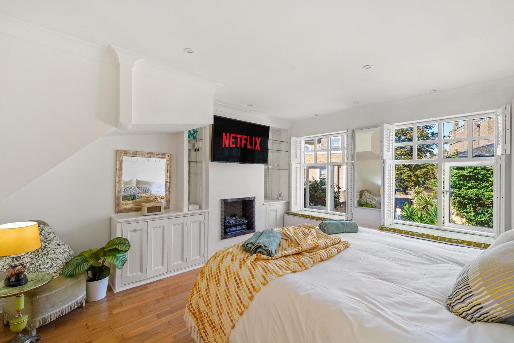 Clapham Common Mews: Refurbished 3-Bedroom with Parking London Exterior photo