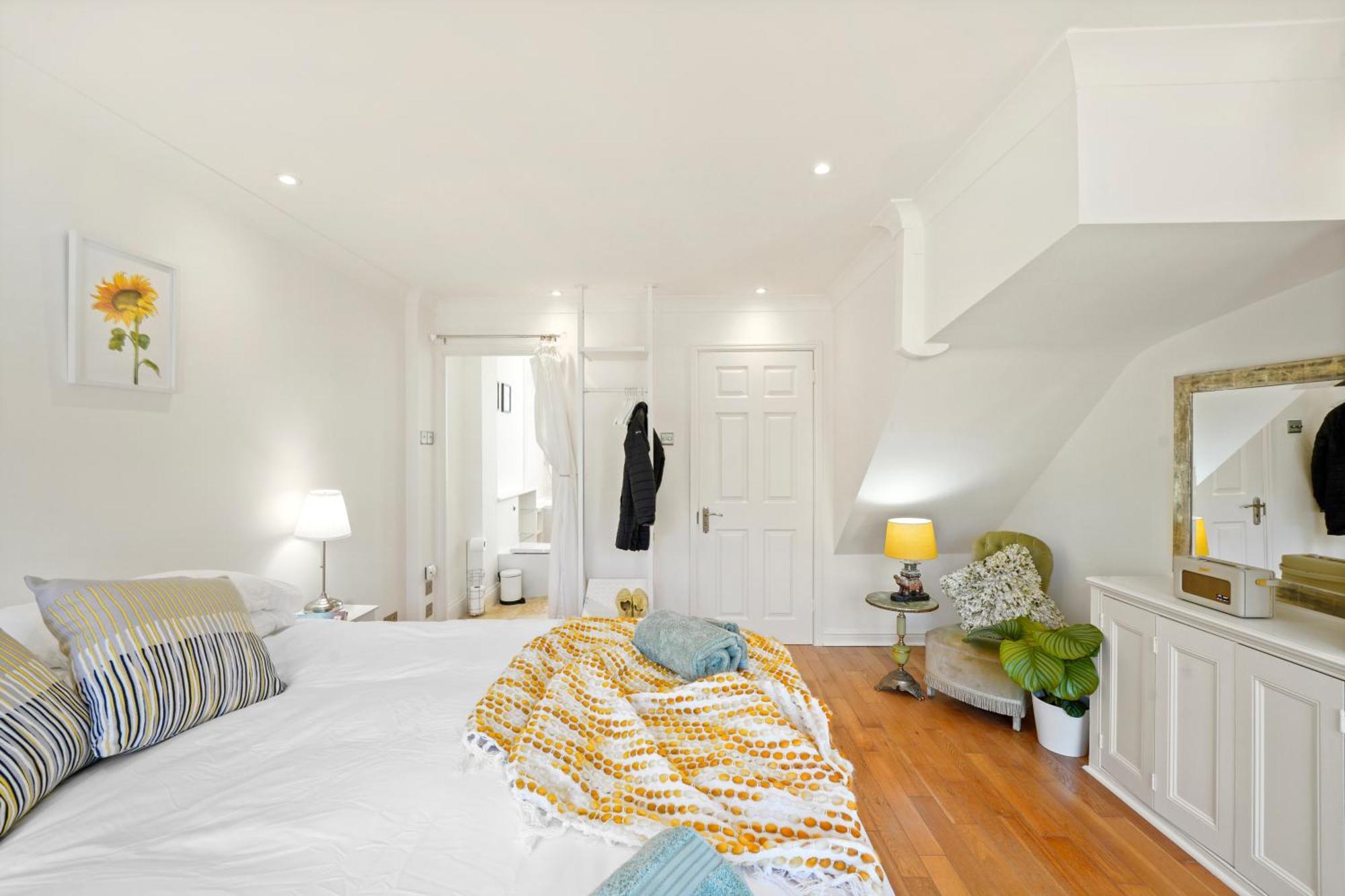Clapham Common Mews: Refurbished 3-Bedroom with Parking London Exterior photo